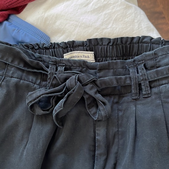 Abercrombie & Fitch black dress pants. Tie front. Size XS. - Picture 4 of 4